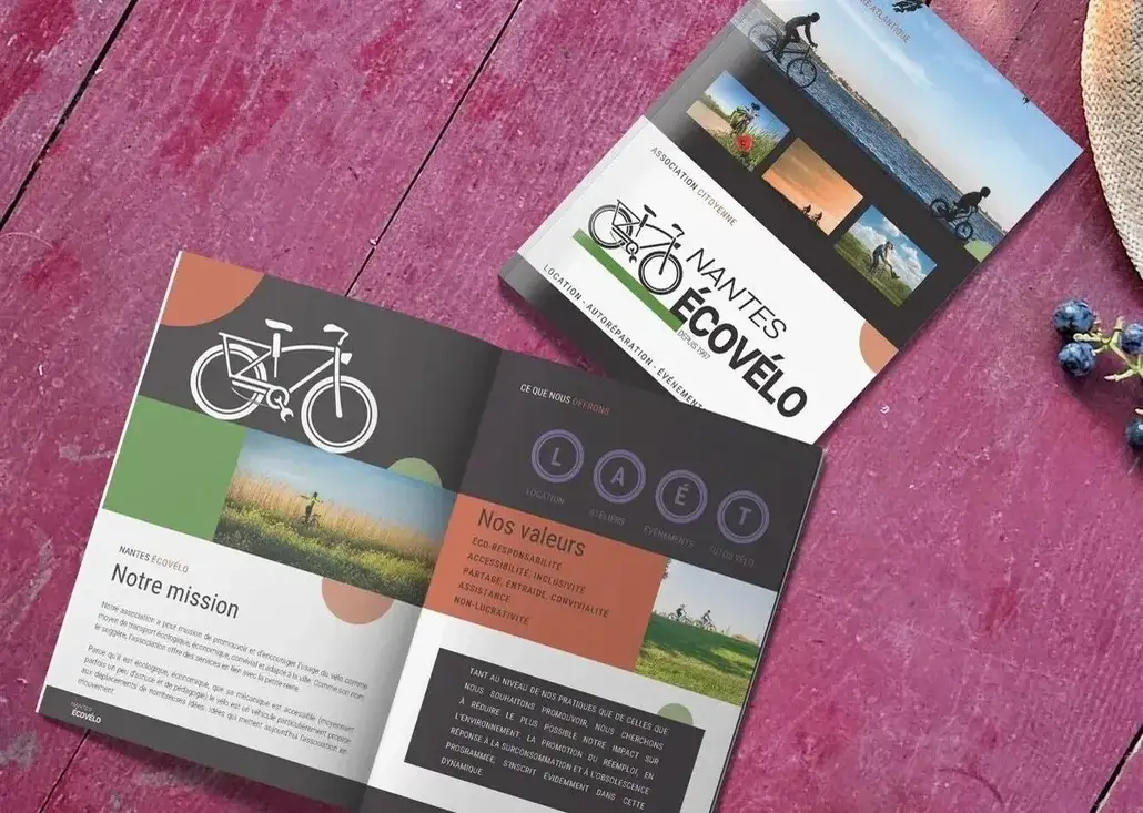 Photo d'une brochure dépliante pour Nantes ÉcoVélo.